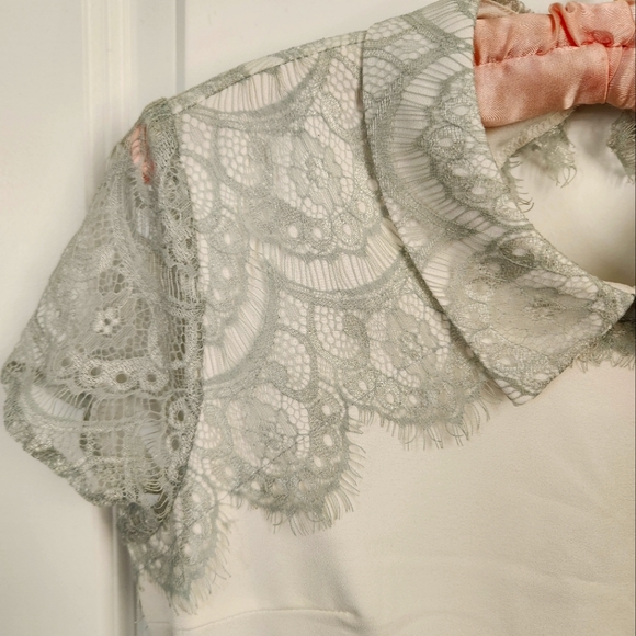 Lace dress with collar and key hole back. Size Small. - Picture 8 of 11